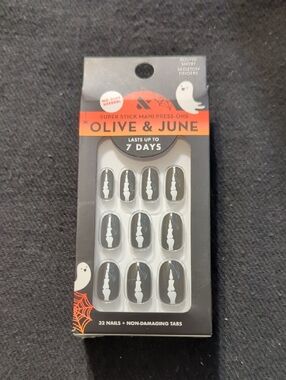 Olive And June Round Short Black Skeleton Fingers - Press-On Nails